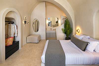 Cave Suite with outdoor tub